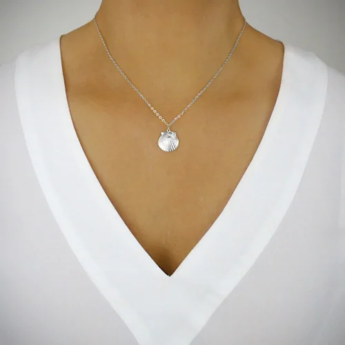 Short silver seashell necklace